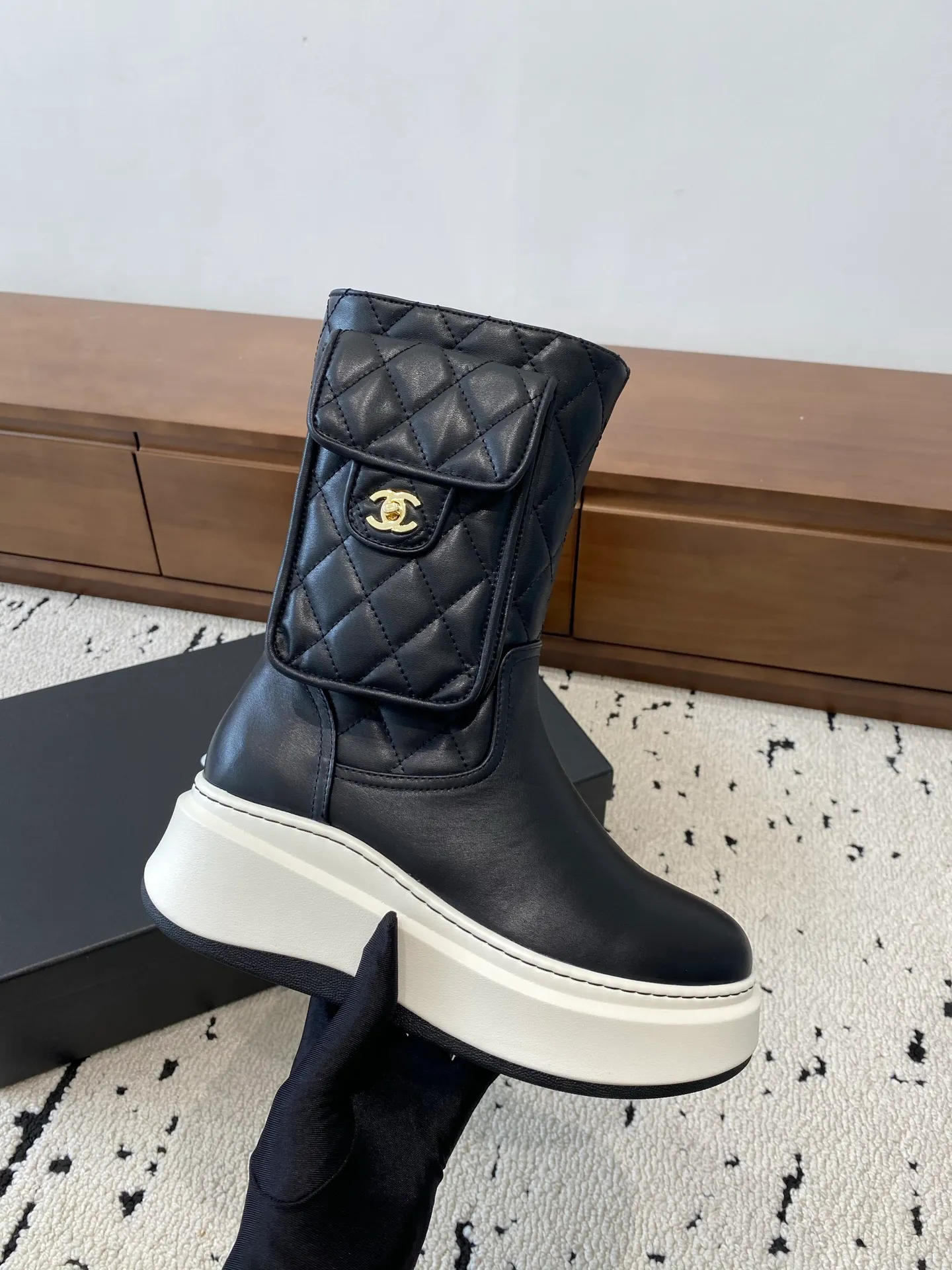 👟👟Ex-factory price 840👟👟 CHANEL 2025s autumn and winter series thick-soled high short boots, high and short are made of imported cowhide respectively, with an additional height of 5cm to show leg length. The boots follow Chanel's classic rhombus pattern, plus a small bag that can be opened to carry small things. Xiao Meimei especially likes it. This is a hot style created by Chanel this autumn and winter. With the traditional inner zipper, it is easy to put on the feet and super comfortable. It is a must-have for this autumn and winter. Upper material: imported cowhide with rhombus microfiber, washed denim ❤︎ Consistently authentic ❤︎ Outsole: original Italian TPU foam outsole Number of yards: 35-40 (40 is custom-made, non-refundable and non-exchangeable) Buy now👉 Buy now👉